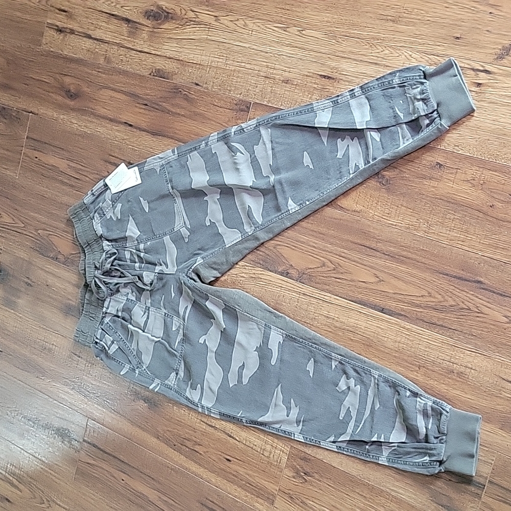Splendid camo joggers